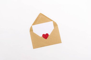 Beyaz kartlı kahverengi zarf ve beyaz arka planda sevgililer gününü kutlayan kırmızı kalp.