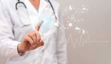 Doktor tıbbi simgelerle gelecekteki bir arayüzde sanal sağlık sigortası simgesine dokunuyor