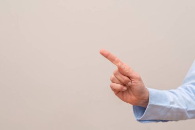 Bir yöneticinin Sağ Kolu 'nu, tarafsız bir arkaplan üzerinde işaret parmağı ile kopyalama alanı ile kapat