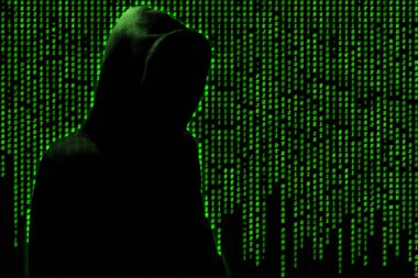 Yeşil ikili kod arka planında kapüşonlu hacker