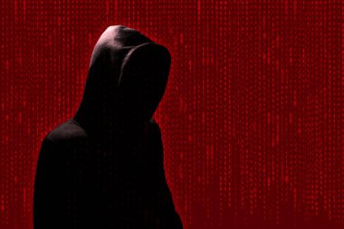 Kırmızı arka planı olan kapüşonlu kazaklı Anonim Hacker.