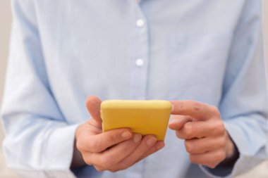 Çevrimiçi bankacılık ve yatırım için akıllı telefon kullanan mavi gömlekli yöneticiyi kapat