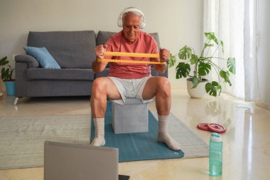 Yaşlı adam evde çalışma ve direniş bandına ayak uydurmaya çalışıyor