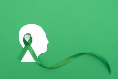 Yeşil Arkaplanda Yeşil Kurdeleli Bir İnsan Başının Silueti Zihinsel Sağlık Bilincini Temsil Ediyor