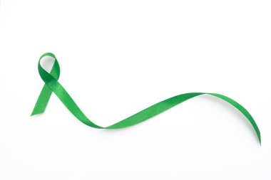 Yeşil farkındalık kurdelesi beyaz arka planda zihinsel sağlık desteğini sembolize ediyor