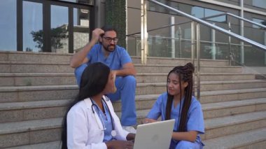 Tıbbi ekibin dışarıda dizüstü bilgisayardaki hasta verilerini tartışırken çekilmiş bir video.