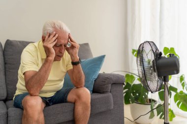 Son sınıf öğrencisi evde hayranının önünde otururken sıcaktan acı çekiyor.