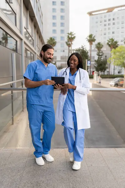 Doktor ve hemşire hastane dışında tablet, sağlık hizmetleri işbirliği ve iletişim kullanarak bilgi paylaşıyorlar