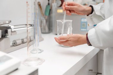 Laboratuvarda laboratuvar ekipmanları kullanarak ilaç üreten eczacı ya da bilim adamlarına yakın çekim