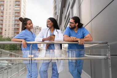 Çok çeşitli doktorlar ve hemşireler hastane dışında kahve molası veriyorlar.