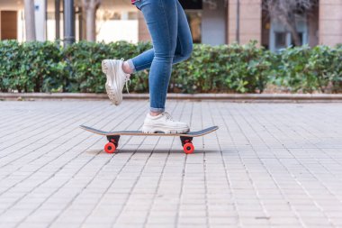 Şehir ortamında kaykay süren Öğrenci Kız 'ın kapanışı, gençlik özgürlüğü ve yaşam tarzı