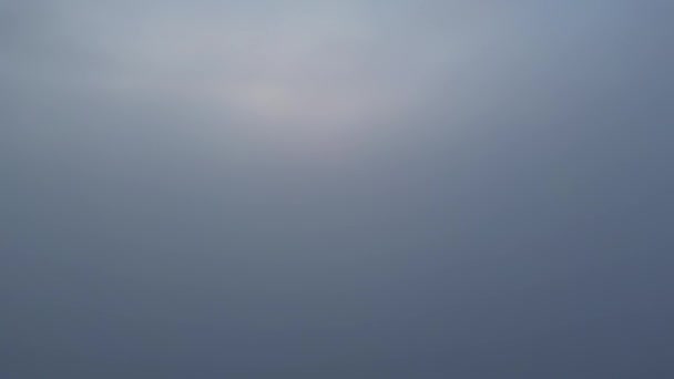 Воздушный Вид Камеры Поднимается Выше Густого Тумана Над Прекрасным Океаном — стоковое видео