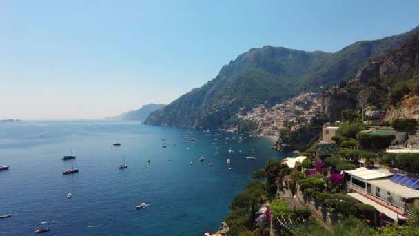 Luftaufnahme Mit Klippen Booten Und Mittelmeer Postitano Italien Hintergrund Schöne — Stockvideo