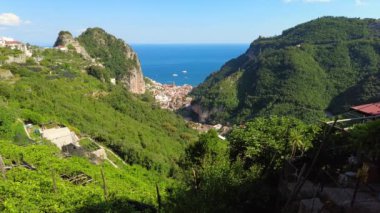 Amalfi sahilinin zaman atlamalı görüntüsü, arka planda hareket eden gemi ve yatlar. Dağ boşluğundan bakıyorum. Dağlar arasında tropik bir vadi. Postitano, İtalya. - Evet. Yüksek kaliteli FullHD görüntüler