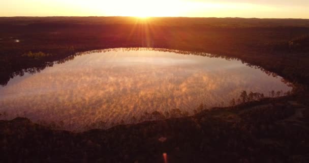 Mlha Jezeře Zlaté Sluneční Paprsky Procházející Mlhou Voda Odpařuje Vytváří — Stock video