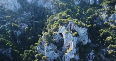 Arco Naturale, iki kaya sütunu arasında köprü oluşturan kireçtaşı kemeri. Eşsiz kaya oluşumu. Seyahat güzergahı, Capri Adası, İtalya. Mavi su. Doğal kireçtaşı kemeri. 