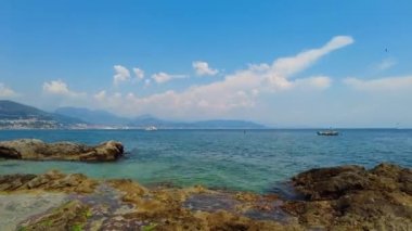 Denizin üzerinde güzel bulutlar, fırtınalı bulutlar oluşuyor. Akdeniz üzerinde zaman ayarlı görüş. Denizin üzerindeki bulutlar hareket ediyor, sudaki kireçtaşı. Mavi şeffaf su. Yelkenliler, yatlar, gemiler. 