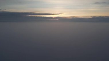 Uçak manzaralı bulutlar, mavi güneşli gökyüzü, bulutların arasından gelen güneş ışığı. Hava yoluyla seyahat etmek. Güzel bulutlar arasında uçmak. Kokpitten direkt görüntü. - Evet. Yüksek kalite 4k görüntü