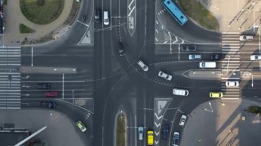 Çapraz yolda giden bir sürü araba var. Trafik karayolu taşımacılığı. Trafik kurallarına uymak. Şehir hayatı, toplu taşıma konsepti. Çok şeritli yol. Yaz akşamı, güneş parlıyor.. 