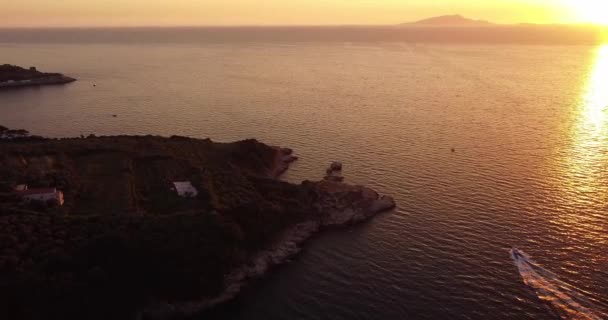 Západ Slunce Nad Mořskými Vlnami Horami Lodí Plující Moři Tropický — Stock video