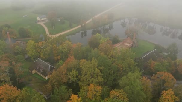 Durch Dichten Nebel Wolken Misty Lake Luftaufnahmen Waldhintergrund Grüner Herbst — Stockvideo
