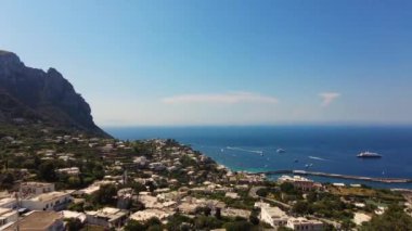 Beyaz tarihi kasaba, Marina Grande Limanı, Capri Adası. Napoli Körfezi, Capri ve mavi deniz İtalya, tatil köyü ve okyanus. Napoli yakınlarındaki ünlü İtalyan adasına turistler geliyor..