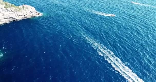 从上往下俯瞰着在地中海中航行的船只 透明的水 船抛锚了就在阿马尔菲海岸附近游艇和游艇 无人机空中 — 图库视频影像