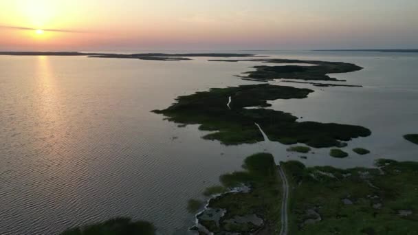 島やハイキング道路のチェーン水中 夕日と美しい島々のチェーン上を飛んで空中ビュー サンシャインカラー エストニア諸島上空を飛行中の空中ドローンで撮影された — ストック動画