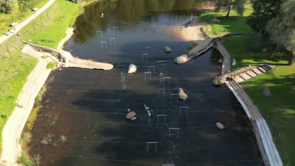 Drone Tiro Uma Canoa Esportes Pessoas Caiaque Navegando Longo Rio — Vídeo de Stock
