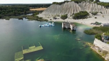 Kireçtaşı çıkarmak için Rummu taş ocağını terk etti. Turkuaz göl, ortasında da sualtı hapishanesi var. Su altı şehri, gölün dibinde. Su altında doğal kaya oluşumu. 