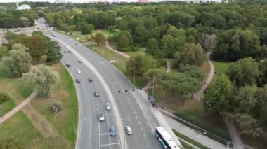 Otoyolda giden arabalar ve otobüsler, yol trafiğinde giden arabalar ve kamyonlar. Trafik karayolu taşımacılığı. Trafik kurallarına uymak. Sokakta araba sürerken çekilen görüntüler. Tallinn, Estonya.