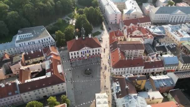 老城区广场的无人机画面美丽的全景飞翔环绕欧洲古城塔尔图智慧之都 红色屋顶 中世纪的城市走着的人 绿色城市 — 图库视频影像