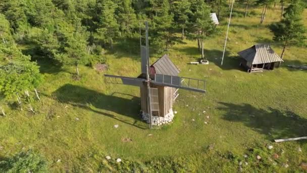 在旧风车的空中俯瞰 可再生能源 绿色技术 环境工程概念 可再生能源 替代能源 老式木制风车 农村的旧风车 — 图库视频影像