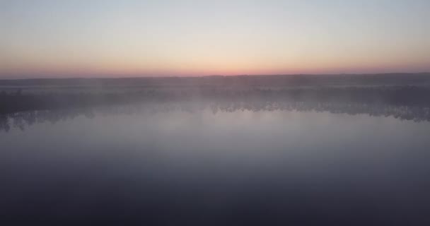 Nebbia Lago All Alba Raggi Del Sole Attraversano Nebbia Luce — Video Stock