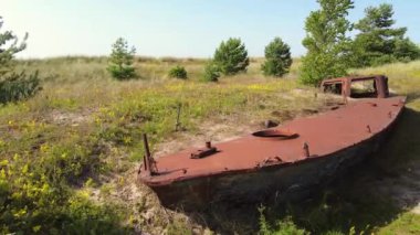 Terk edilmiş gemi enkazı. Kumda sıkışmış ve paslanmış bir gemi. Büyük fırtına. Ekolojik felaket. Gemi mezarlığındaki paslı gemiler. - Evet. Yüksek kalite 4k görüntü