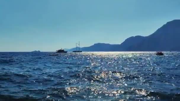 Boten Drijven Amalfi Kust Zee Kijkend Van Haven Naar Open — Stockvideo
