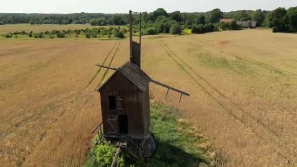 无人机的航景老风车在美丽的绿色风景 替代能源 风力涡轮机产生清洁可再生能源 可再生能源 乡村的一个老风车 — 图库视频影像