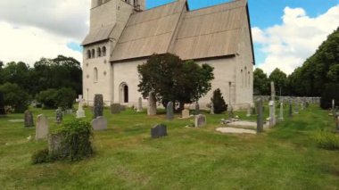Eski Tingstade Kilisesi, İsveç 'in Gotland adasındaki ortaçağ kilisesi. 13. yüzyıl kilisesi. Çok güzel bir 4K videosu var. Mavi gökyüzü. Gotland Katedrali. İsveç 'i keşfedin.. . 