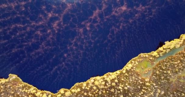 Mgła Jeziorze Widok Góry Złote Pomarańczowe Światło Słoneczne Poruszające Się — Wideo stockowe