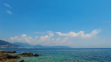 Zaman aşımı, kristal açık mavi Akdeniz 'in aşırı hızlanması. Yatlar ve tekneler demir atıyor. Tatil yeri. Güneşin tadını çıkarıyorum. İtalya, Amalfi Sahili. Napoli. Bulutlar, kara bulutlar.