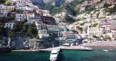 Amalfi Sahili Panorama manzaralı, Postitano, İtalya. Eski kasaba limanının havadan görünüşü, manzaralı dağ manzarası. Suda yüzen feribot nakilleri. Rocky sahil şeridi. Lüks yatlar. Deniz önü. 