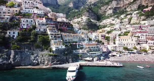 Amalfi Sahili Panorama Manzaralı Postitano Talya Eski Kasaba Limanının Havadan — Stok video