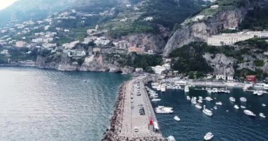 İtalya, Amalfi Sahili Panorama Manzarası. Eski kasaba limanının havadan görünüşü, manzaralı dağ manzarası. Suda yüzen feribot nakilleri. Rocky sahil şeridi. Lüks yatlar. Deniz önü.