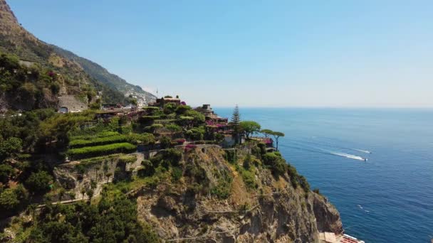 Felsige Klippen Blaues Wasser Schwimmende Boote Yachten Neapel Küste Amalfi — Stockvideo