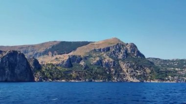 Güzel dağlık adanın yanından uçuyor. İnanılmaz bir Akdeniz manzarası. Seyahat, boş zaman, tatil kavramı. İzole edilmiş tropikal ada. Volkanik tepeler, İtalya. Napoli. Yüksek kalite 4k görüntü