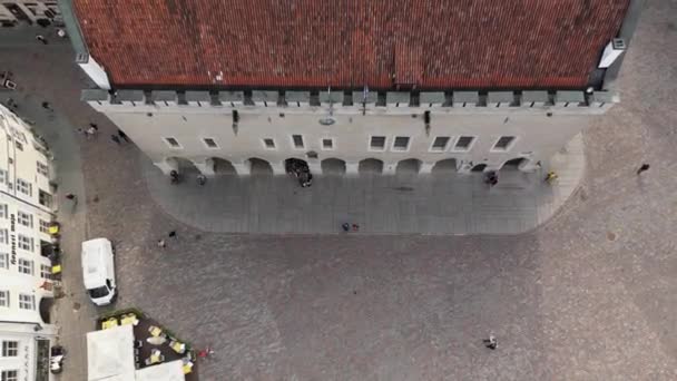 Kilátás Városházára Drónnal Felfelé Kilátással Vörös Háztetőkre Óvárosi Építészetben Városháza — Stock videók