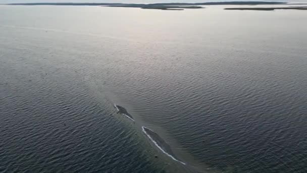 Vista Aérea Sobre Agua Del Océano Lentamente Vuelo Sobre Superficie — Vídeo de stock