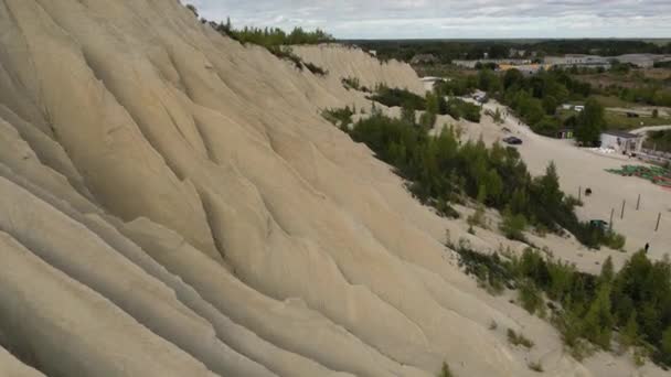 Ondergedompelde Kalksteengroeve Verlaten Luchtfoto Van Nikkelmijn Grote Industriële Steengroeve Bovenaanzicht — Stockvideo