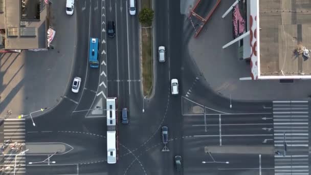 Верхній Вид Пішоходів Проходить Повз Пішохідний Перехід Машини Чекають Проїжджають — стокове відео