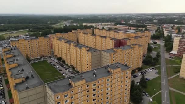 チェルノブイリ様式の古い建物 ソ連の建築物の上空からの眺め 列のフラットのブロック ソ連式建築 長い舗装路 車の建物の横に駐車した 旧ロシアの建物 — ストック動画